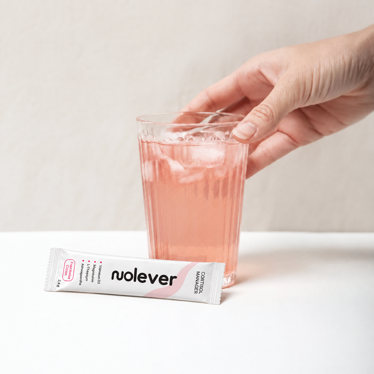 Un sachet Nolever devant une boisson framboise-citron