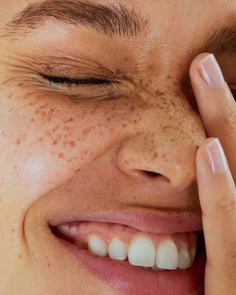 Une femme souriante