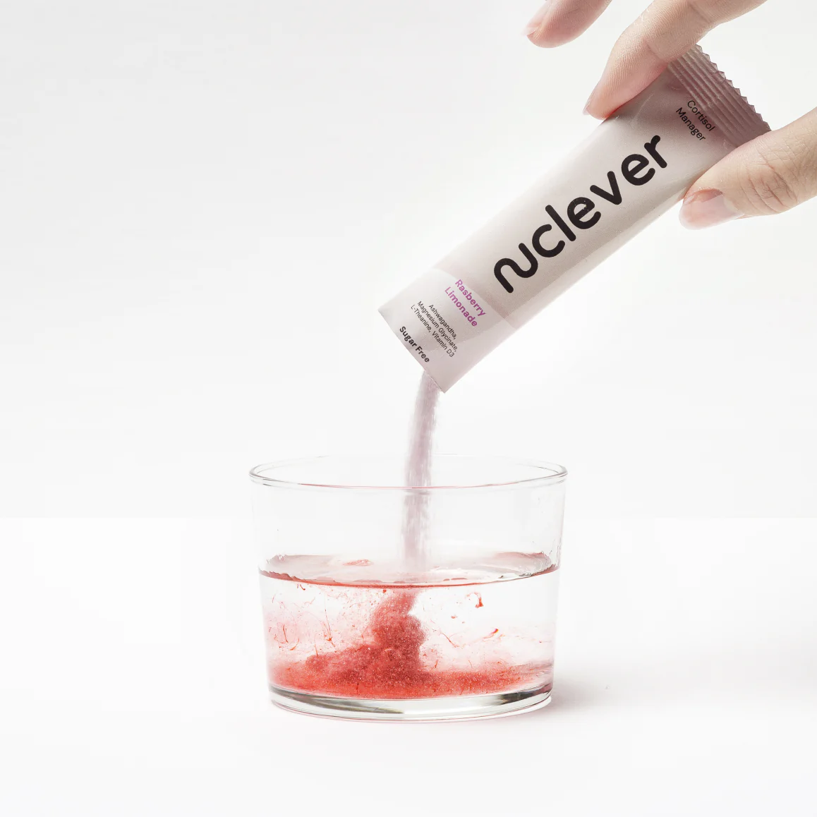 Un sachet versé dans un verre d’eau